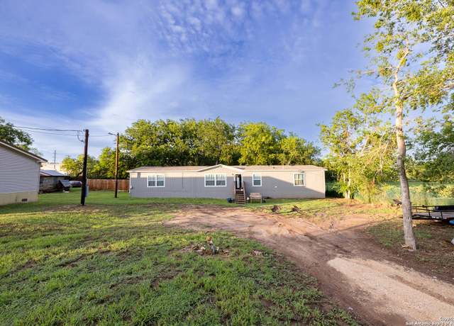 Property at 934 7th, Floresville, TX 78114, 5 beds, 3 baths