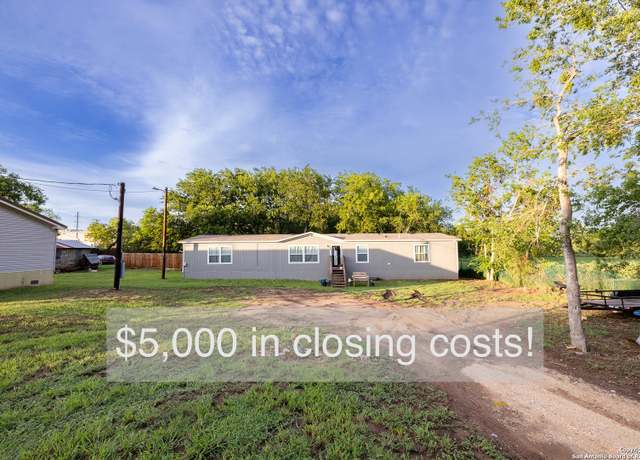 Property at 934 7th, Floresville, TX 78114, 5 beds, 3 baths