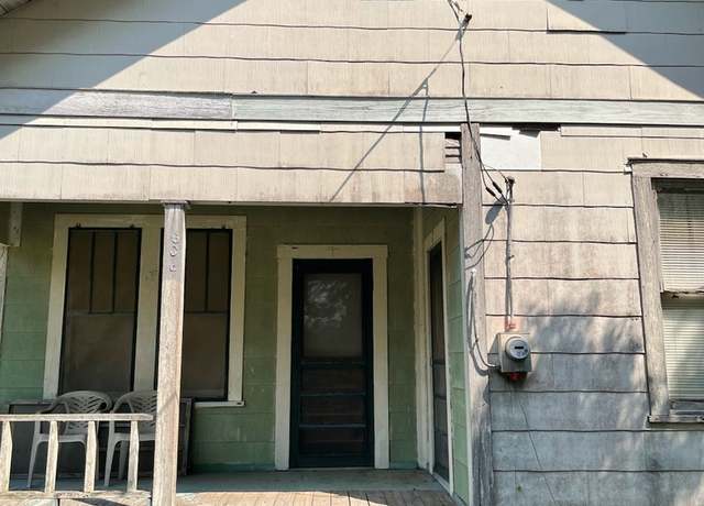Property at 606 Armstrong St, Yoakum, TX 77995, 3 beds, 1 bath