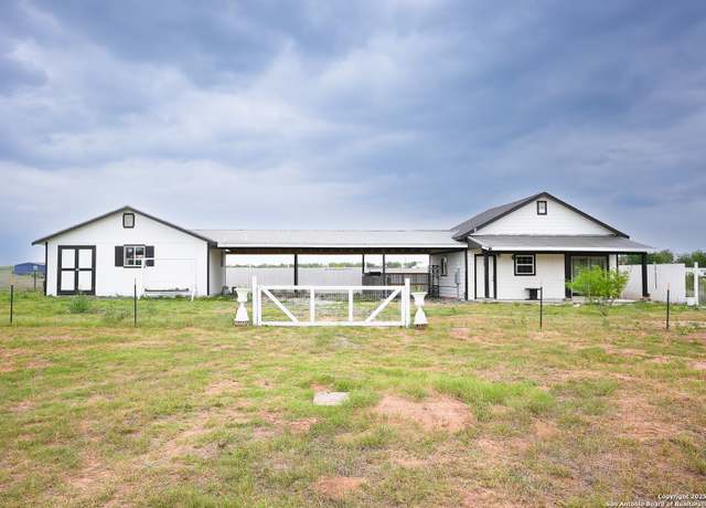 Property at 1087 E E FM 462, Moore, TX 78057