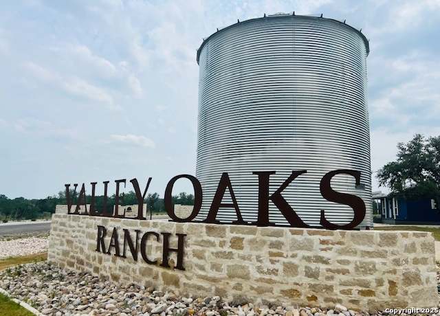 Property at 195 Crescent Rdg, Hondo, TX 78861