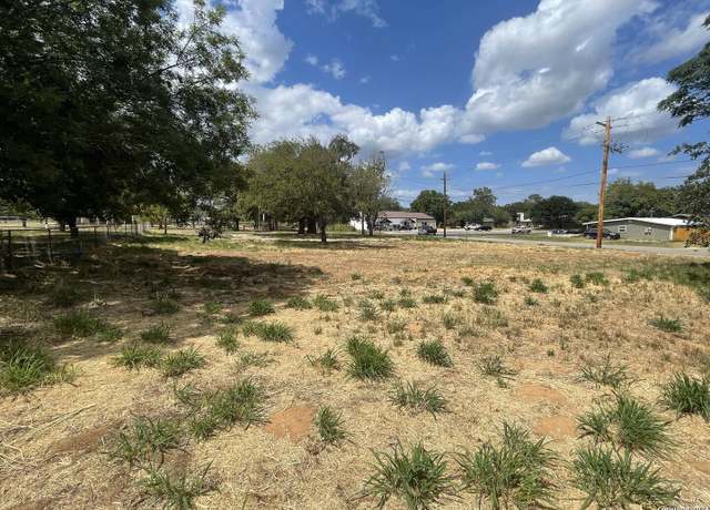 Property at 1405 W Goodwin St, Pleasanton, TX 78064-3801