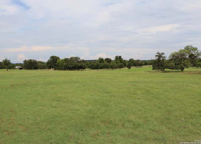 Property at 14 Woodview Cir, Bandera, TX 78003