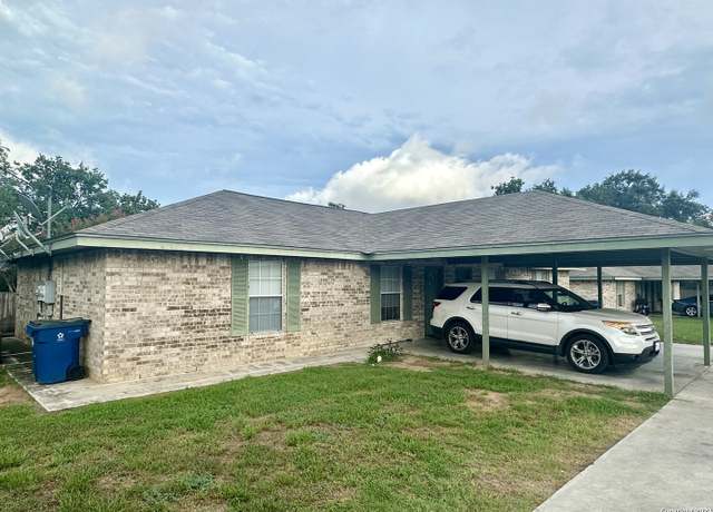 Property at 1207 & 1209 1209 W Goodwin St, Pleasanton, TX 78064, 8 beds, 4 baths