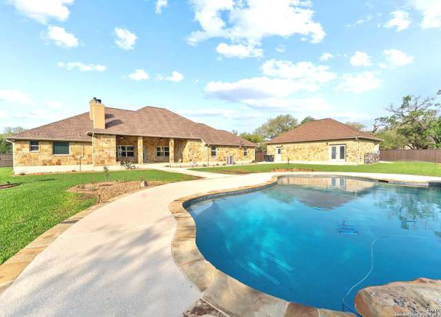Property at 133 Woodlands Dr, La Vernia, TX 78121, 5 beds, 4 baths