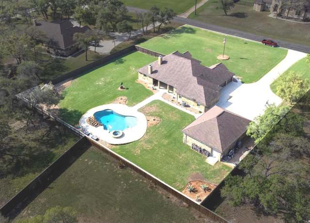 Property at 133 Woodlands Dr, La Vernia, TX 78121, 5 beds, 4 baths