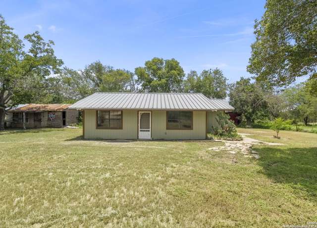 Property at 434 Spur Dr, Bandera, TX 78003, 3 beds, 2 baths