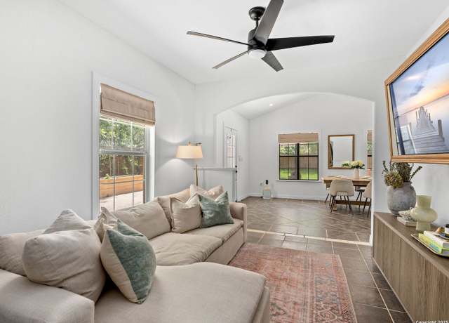 Property at 235 N Hidalgo Ave, New Braunfels, TX 78130-6731, 4 beds, 2.5 baths