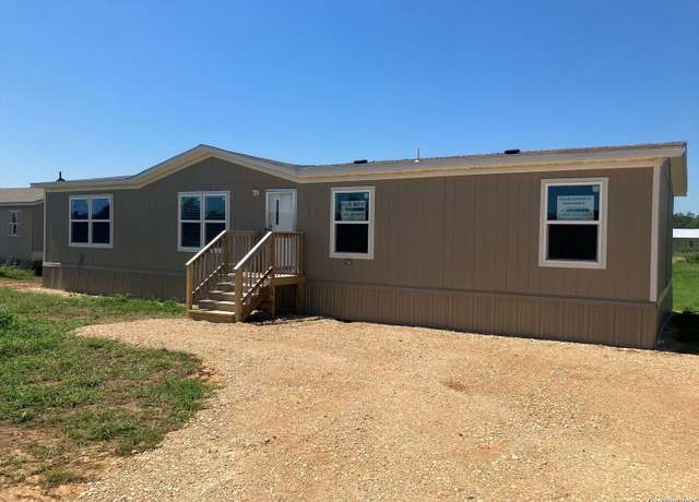 Property at 312 Maravillas, Pleasanton, TX 78064, 4 beds, 2 baths
