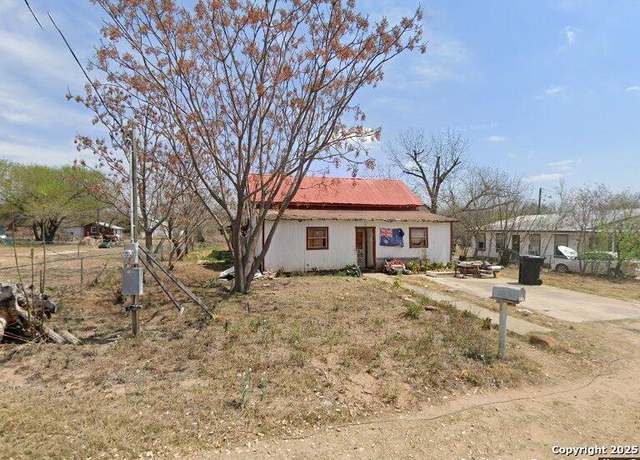 Property at 712 Devine Dr, Devine, TX 78016