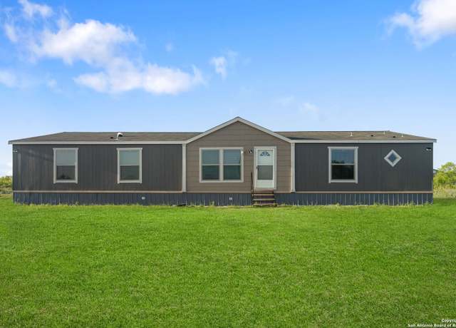 Property at 985 Lobo, Hondo, TX 78861, 4 beds, 2 baths