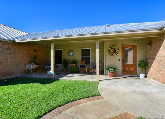 Property at 1333 Continental Dr S, Pleasanton, TX 78064-1603, 3 beds, 2 baths