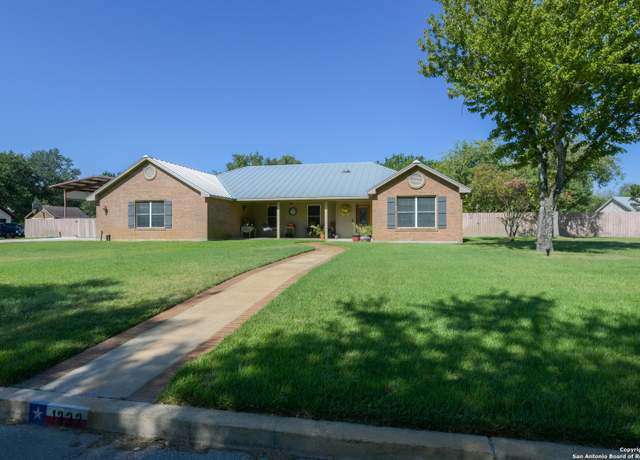 Property at 1333 Continental Dr S, Pleasanton, TX 78064-1603, 3 beds, 2 baths