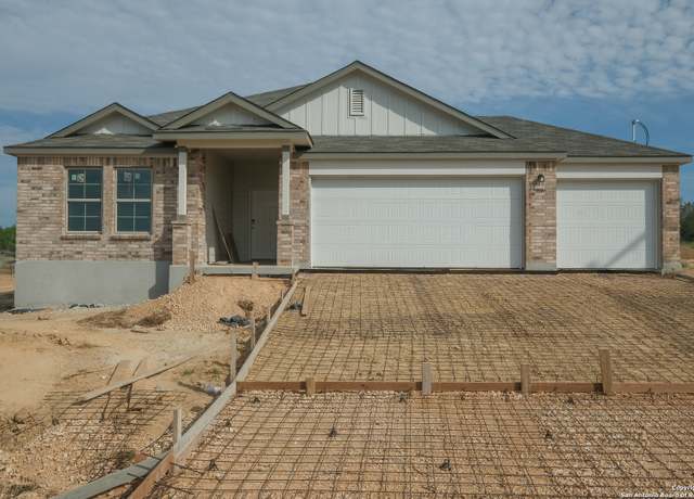 Property at 101 Cheyenne Dr, Floresville, TX 78114, 4 beds, 3 baths