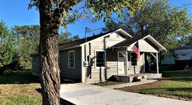 Photo of 606 E 8th St, Nixon, TX 78140