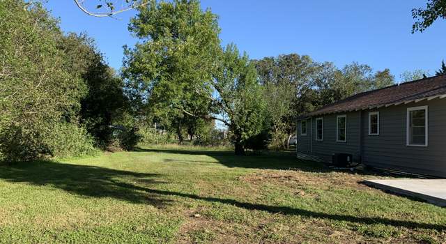Photo of 606 E 8th St, Nixon, TX 78140