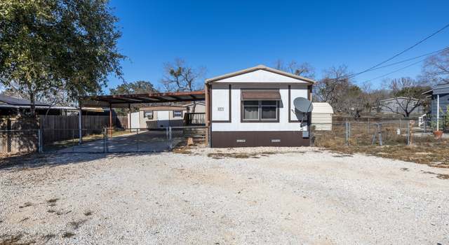 Photo of 229 Breeze Dr, Devine, TX 78016-3009