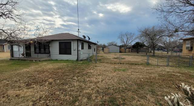 Photo of 200 E Westmeyer St, Poth, TX 78147