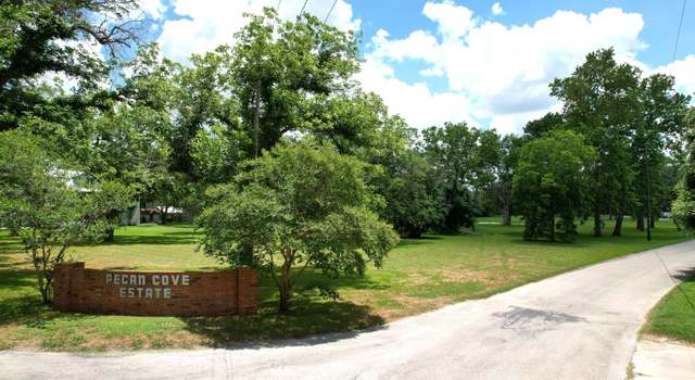 Photo of 102 Lakeside Dr, Seguin, TX 78155