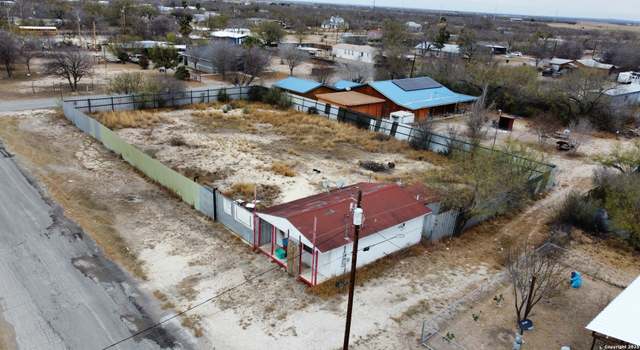 Photo of 176 N Taylor St, La Pryor, TX 78872
