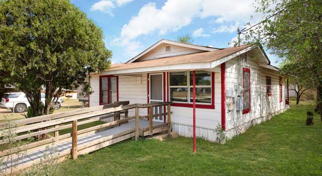 Photo of 229 E Colungo St, Dilley, TX 78017