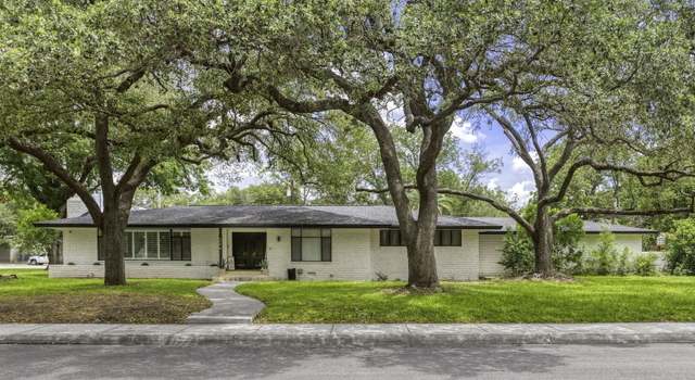 Photo of 906 E Cedar St, Seguin, TX 78155