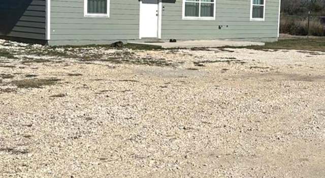Photo of 536 N Estes Ave, La Pryor, TX 78872
