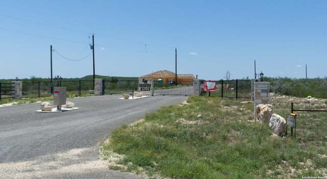 Photo of 86 Palomino Hls, Uvalde, TX 78801