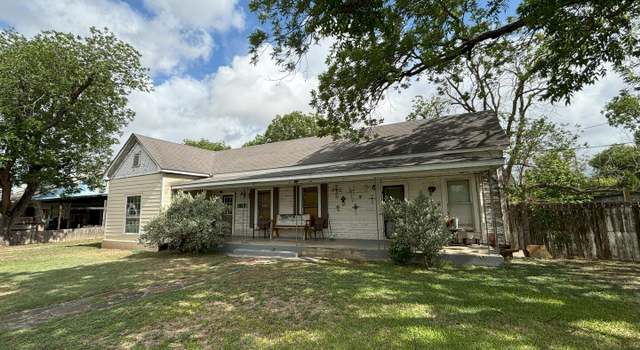 Photo of 409 May St, Sabinal, TX 78881