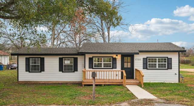 Photo of 1700 J St, Floresville, TX 78114-2746