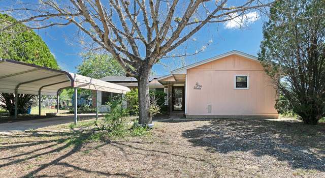 Photo of 910 7th St, Floresville, TX 78114-1834