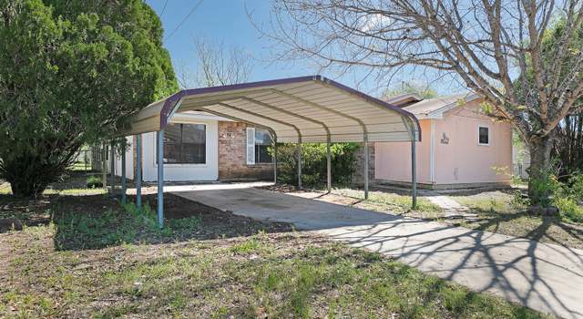 Photo of 910 7th St, Floresville, TX 78114-1834
