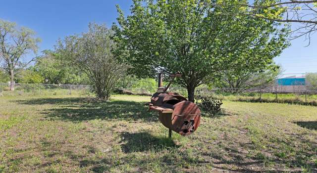 Photo of 910 7th St, Floresville, TX 78114-1834