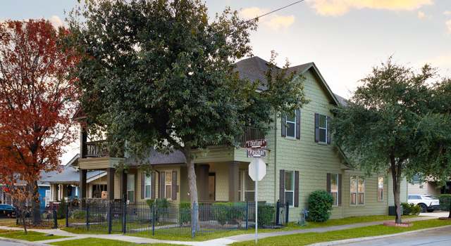 Photo of 402 E Courtland Pl, San Antonio, TX 78212-4003