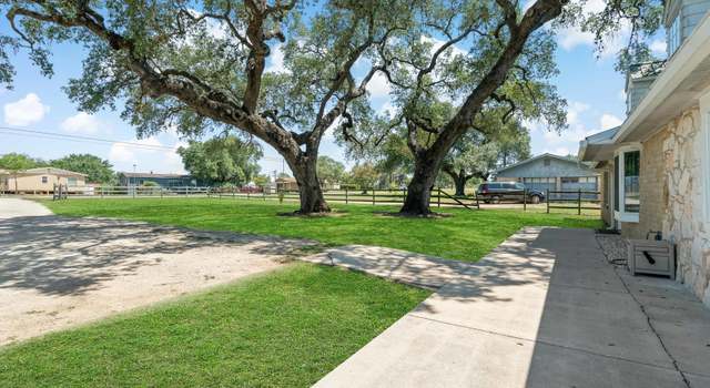 Photo of 456 E Zipp Rd, New Braunfels, TX 78130-9417