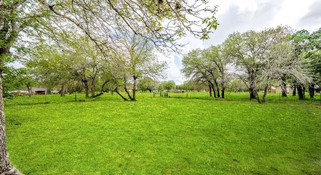 Photo of 411 Shannon Ridge Dr, Floresville, TX 78114