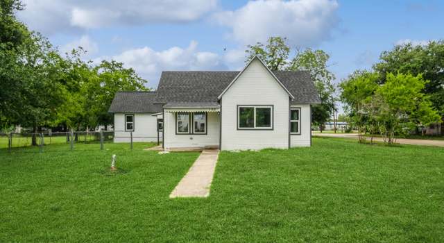 Photo of 100 NW 3rd St, Waelder, TX 78959