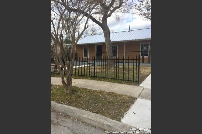 https://ssl.cdn-redfin.com/photo/108/mbpaddedwide/152/genMid.1291152_0.jpg