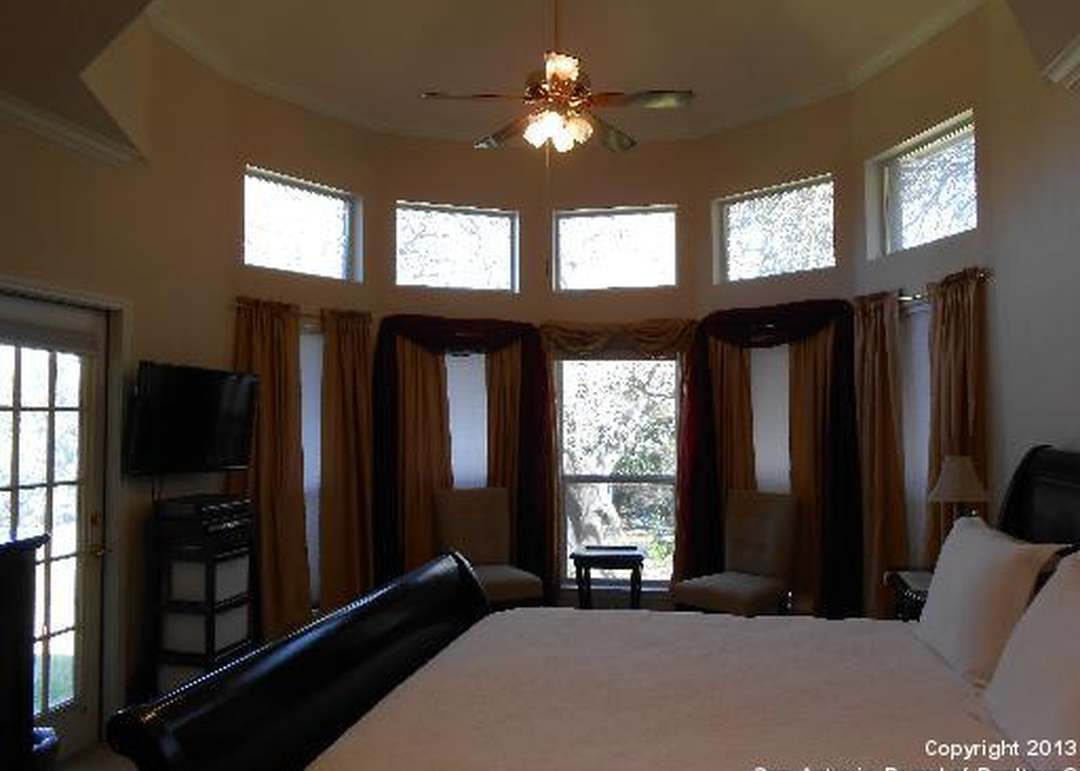 8725 Paisano Pass, San Antonio, TX 78255-3526