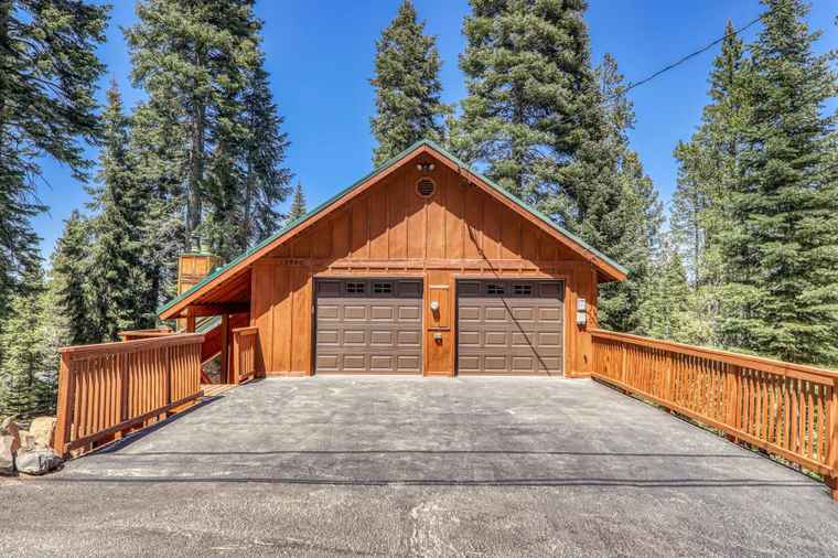 Photo of 10880 Laurelwood Dr Truckee, CA 96161-0000