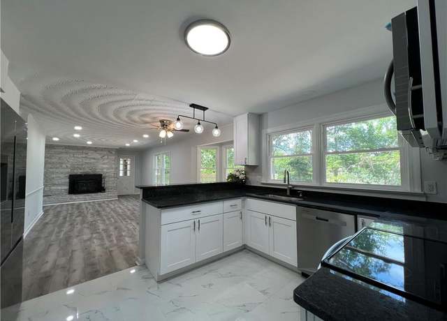 Property at 552 Longdale Cres, Chesapeake, VA 23325, 5 beds, 3 baths