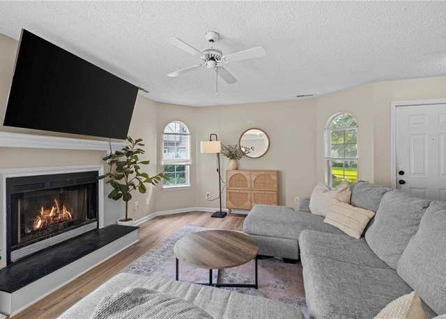 Property at 5113 Bardith Cir, Virginia Beach, VA 23455, 2 beds, 2.5 baths