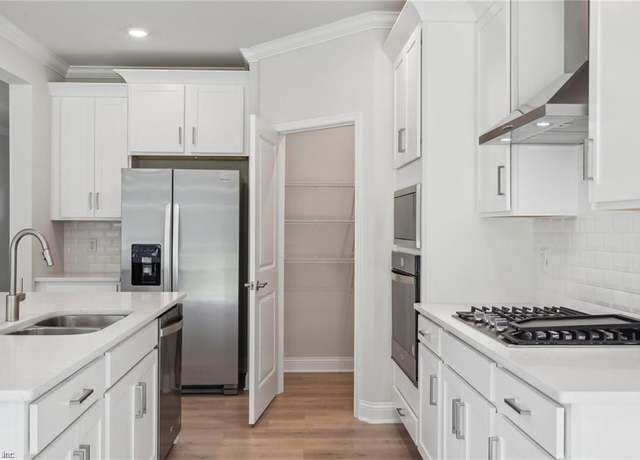 Property at 168 Royal Blackheath, Smithfield, VA 23430, 5 beds, 3 baths