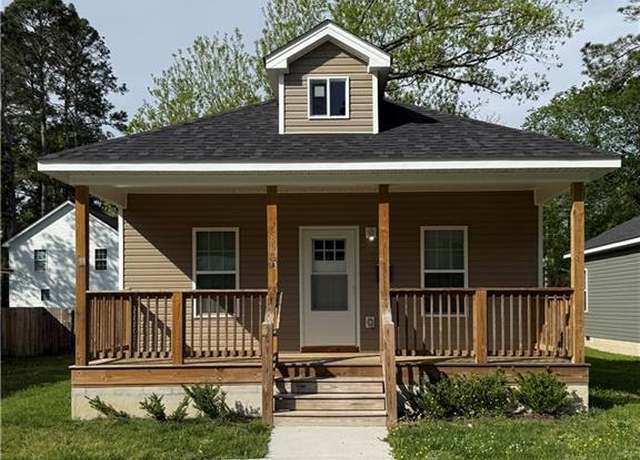 Property at 806 Fontaine St Unit B, Franklin, VA 23851, 3 beds, 2 baths