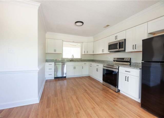 Property at 686 Lord Dunmore Dr, Virginia Beach, VA 23464, 2 beds, 1.5 baths