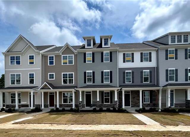 Property at 2018 Stanford Ln, Newport News, VA 23608, 3 beds, 3 baths