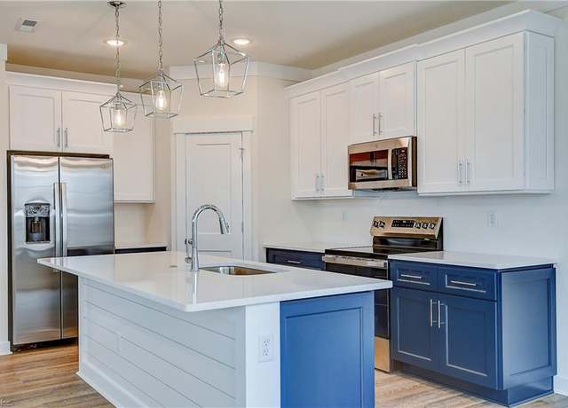 Property at 717 Flatrock Ln, Chesapeake, VA 23320, 4 beds, 2.5 baths