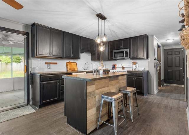 Property at 705 Coach House Ct, Virginia Beach, VA 23452, 4 beds, 1.5 baths