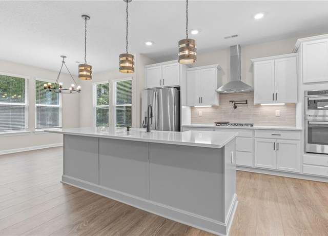 Property at 124 Abbey Rd, Suffolk, VA 23434, 6 beds, 4 baths