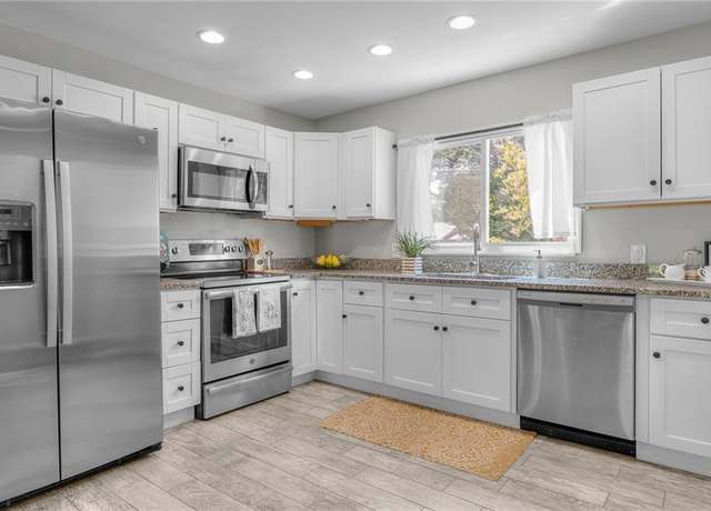 Property at 408 Oaklette Dr, Chesapeake, VA 23325, 3 beds, 2 baths